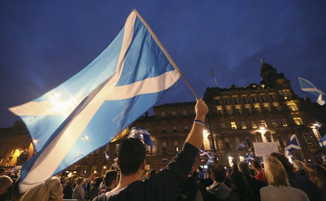Những người ủng hộ Scotland độc lập chờ qua đêm ở Quảng trường Thánh George tại Glasgow để đợi kết quả kiểm phiếu (Nguồn: Reuters)