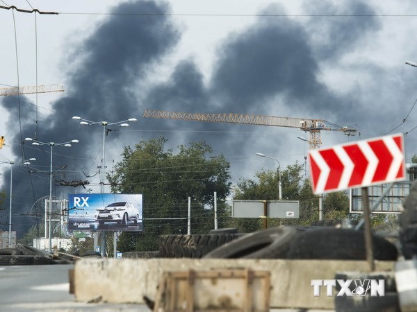 Khói bốc lên từ sân bay Donetsk ngày 23/9. (Nguồn: AFP/TTXVN)