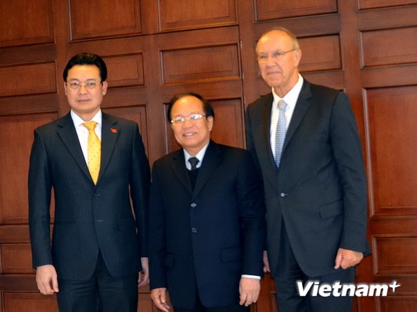 Tổng giám đốc Francis Gurry, Bộ trưởng Hoàng Tuấn Anh và Đại sứ Nguyễn Trung Thành tại Geneva (từ phải sang trái).