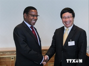 FM Pham Binh Minh meets with Finnish, Tanzanian counterparts