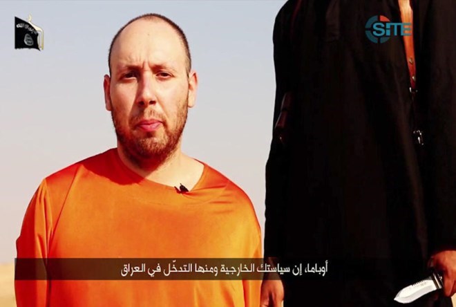 Hình ảnh trong đoạn video hành quyết nhà báo Mỹ Sotloff (Nguồn: AP)