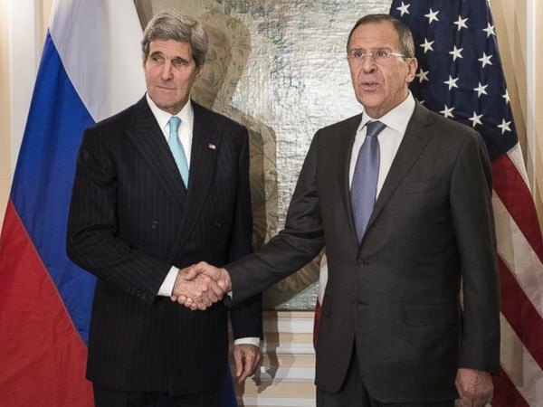 Ngoại trưởng Nga Sergey Lavrov (phải) và Ngoại trưởng Mỹ John Kerry. (Nguồn: AFP)