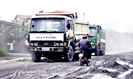 Đường vào mỏ đá Tân Cang chỉ được sửa chữa qua loa, tạm thời bằng đá trộn đất đã không chịu nổi trước sức tàn phá của hàng trăm lượt xe tải ben chở đất đá qua lại nơi đây