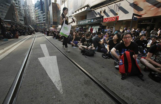 Người dân Hong Kong biểu tình ôn hòa hôm 29/9 (Nguồn: AP)