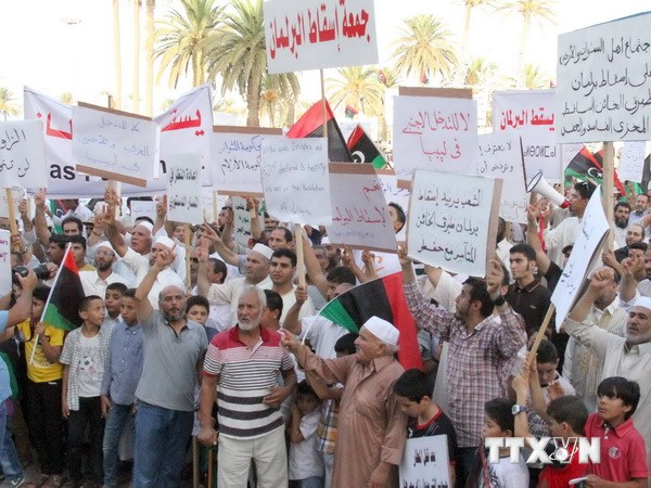 Hàng trăm người ủng hộ Thủ tướng được chỉ định Omar al-Hasi đổ xuống đường phố ở thủ đô Tripoli, bày tỏ sự ủng hộ đối với ông Omar al-Hasi, khiến khủng hoảng chính trị tại Libya thêm sâu sắc. (Nguồn: AFP/TTXVN)