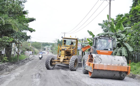 Đoạn đường vào khu vực mỏ đá Tân Cang, ấp Hương Phước, xã Phước Tân (TP.Biên Hòa), đang được thi công, sửa chữa.  ảnh chụp lúc 10 giờ ngày 30-9-2014.