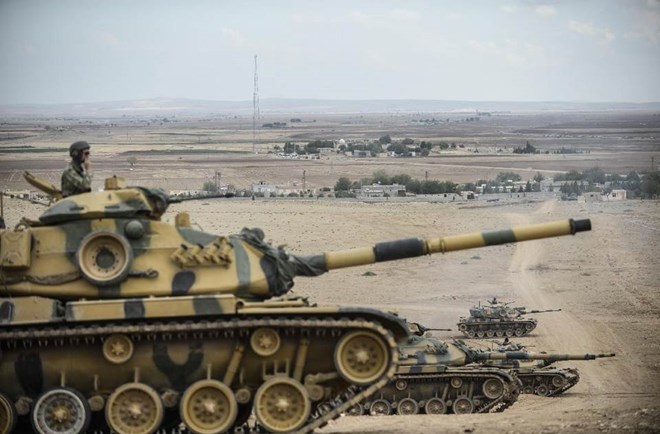 Thổ Nhĩ Kỳ điều xe tăng tới biên giới giáp Syria để chống lực lượng IS (Nguồn: AFP)