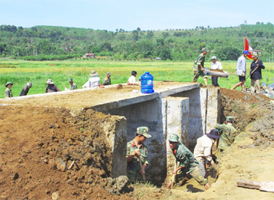 Troops help local clean up the environment