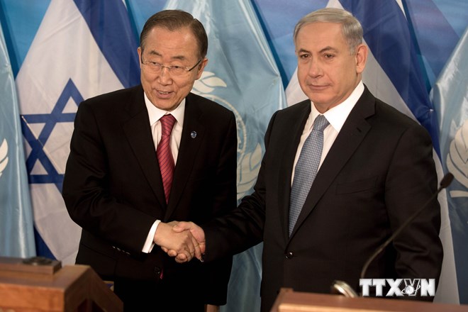 Thủ tướng Israel Benjamin Netanyahu (phải) có cuộc gặp với Tổng thư ký Liên hợp quốc Ban Ki-Moon (trái) đang trong chuyến thăm Israel. (Nguồn: AFP/TTXVN)