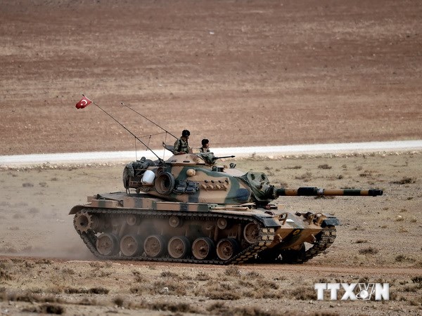 Xe tăng Thổ Nhĩ Kỳ tuần tra tại làng Mursitpinar, tỉnh Tây Nam Sanliurfa, gần thị trấn Kobane, biên giới Syria và Thổ Nhĩ Kỳ. (Nguồn: AFP/TTXVN)