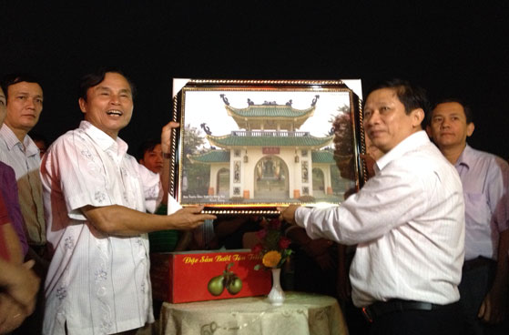 tặng Ban Tuyên giáo Tỉnh ủy Thừa Thiên - Huế bức tranh giới thiệu về Văn miếu Trấn Biên
