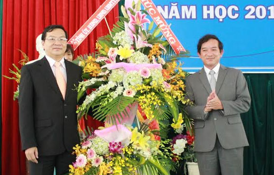 Phó Chủ tịch UBND tỉnh Nguyễn Thành Trí tặng hoa cho lãnh đạo nhà trường nhân khai giảng năm học mới.