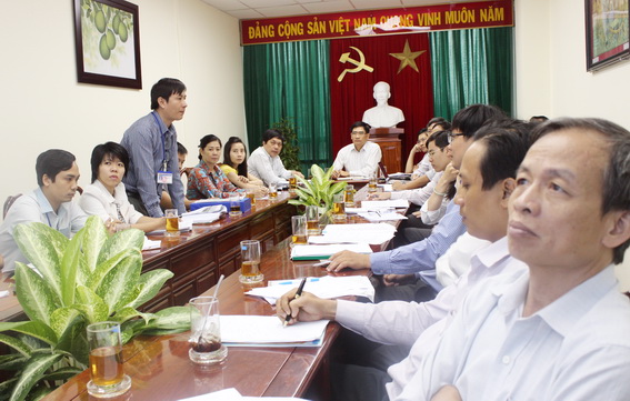 Phó chủ tịch UBND tỉnh Trần Văn Vĩnh nghe các đơn vị báo cáo về triển khai phần mềm