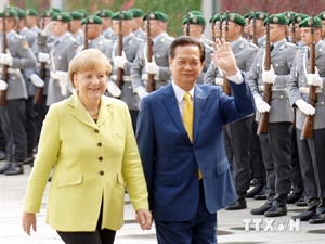 German Chancellor Angela Merkel (L) welcomes Prime Minister Nguyen Tan Dung on October 15.