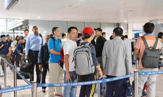 Khách quốc tế đang chờ làm thủ tục tại sân bay Tân Sơn Nhất