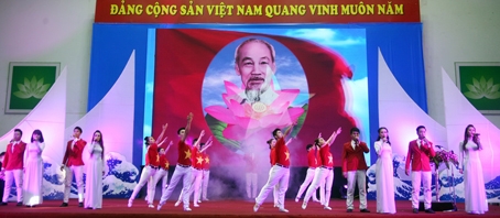 Nghệ sĩ Đoàn Ca múa nhạc Đồng Nai biểu diễn trong một chương trình nghệ thuật.