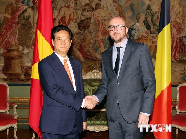 Thủ tướng Vương quốc Bỉ Charles Michel đón Thủ tướng Nguyễn Tấn Dũng. (Ảnh: TTXVN)