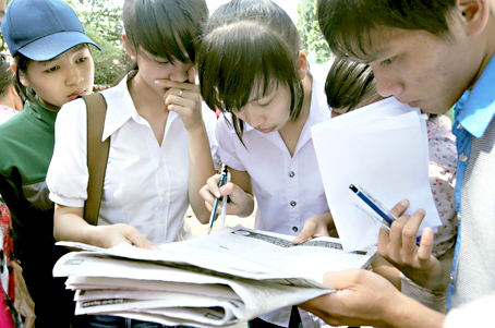 Thí sinh trao đổi bài sau kỳ thi đại học năm 2014 tại Trường đại học Lạc Hồng.