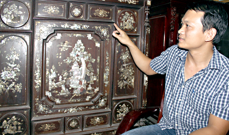 Anh Nguyễn Trường Sơn giới thiệu chiếc tủ thờ theo phong cách cổ.