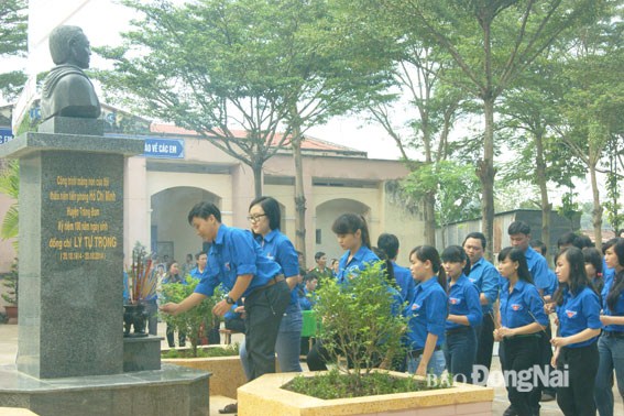 Đoàn viên thanh niên dâng hương tại tượng đài Lý Tự Trọng ở Trường THCS Lý Tự Trọng (huyện Trảng Bom). Ảnh: N.Tuyết