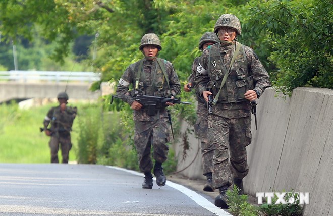 Binh sỹ Hàn Quốc tuần tra gần khu phi quân sự ở biên giới liên Triều thuộc Goseong, tỉnh Gangwon ngày 23/6. (Ảnh: AFP/TTXVN)