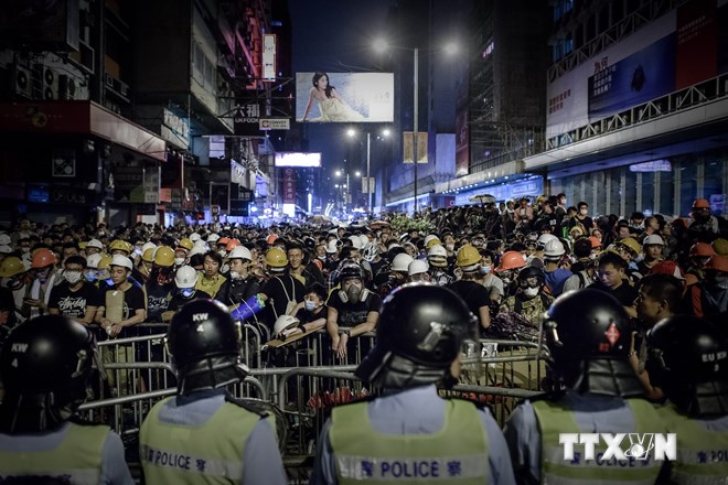 Cảnh sát được triển khai ngăn chặn người biểu tình chủ trương chiếm lại Mongkok ngày 19/10.(Nguồn: AFP/TTXVN)