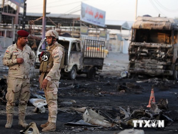  Binh sỹ Iraq điều tra tại hiện trường vụ đánh bom ở Baghdad ngày 14/10. (Nguồn: AFP/TTXVN)