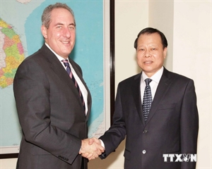 Deputy Prime Minister Vu Van Ninh (R) and visiting US Trade Representative Michael Froman.