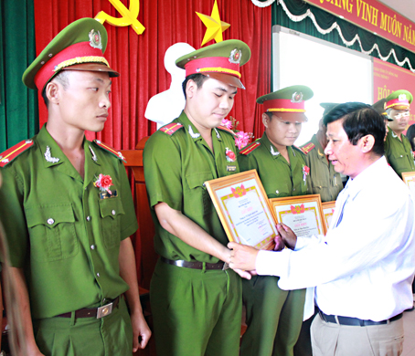 Dong Nai honors outstanding citizens