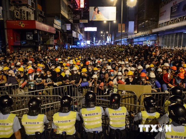 Cảnh sát được triển khai ngăn chặn người biểu tình chủ trương chiếm lại Mongkok. (Nguồn: AFP/TTXVN)