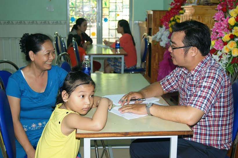 Trẻ được khám sàng lọc khó khăn tâm lý tại Trường mầm non Chim Họa Mi