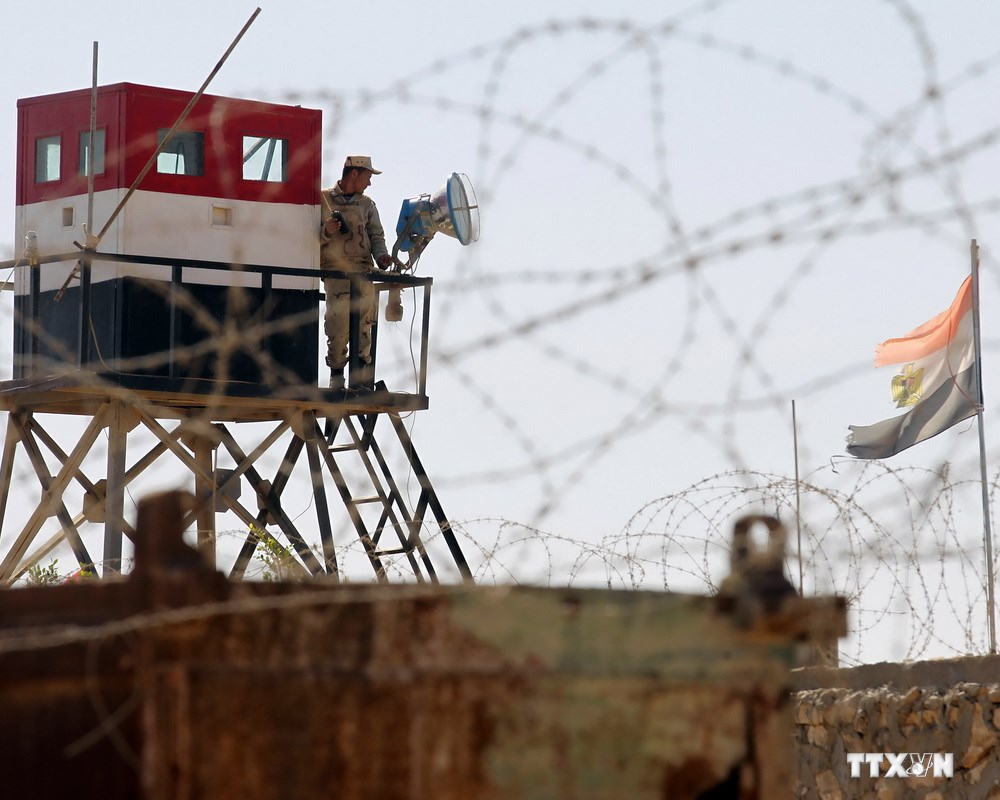 Nhân viên an ninh Palestine gác tại cửa khẩu Rafah, miền nam Dải Gaza ngày 26/10. (Ảnh: AFP/TTXVN)