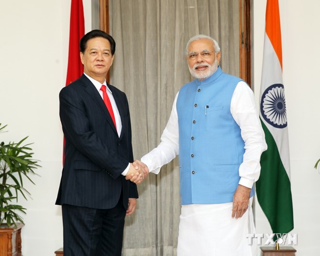 Thủ tướng Nguyễn Tấn Dũng chụp ảnh chung với Thủ tướng Ấn Độ Narendra Modi. (Ảnh: TTXVN)