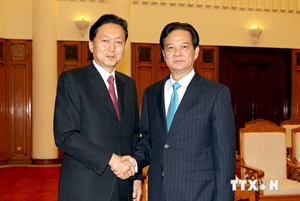 Prime Minister Nguyen Tan Dung (right) welcomes former Japanese PMYukio Hatoyama