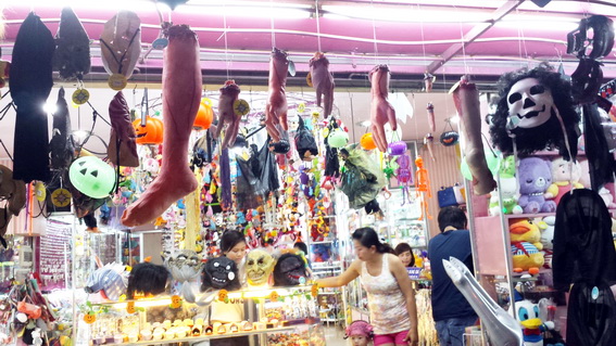 Phản cảm đồ trang trí, hóa trang mùa Halloween