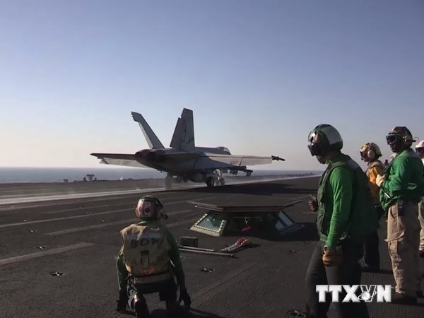 Máy bay Hornet F/A-18 cất cánh từ tàu sân bay USS George H.W. Bush (CVN 77) tham gia chiến dịch không kích các cơ sở của IS ở Iraq ngày 26/9. (Ảnh: AFP/TTXVN)
