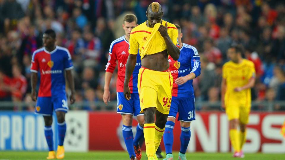 Mario Balotelli buồn bã rời sân (Nguồn: Getty)