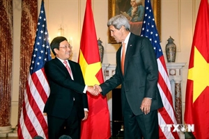 Deputy PM and FM Pham Binh Minh (L) and US State Secretary John Kerry have talks in Washington on October 2