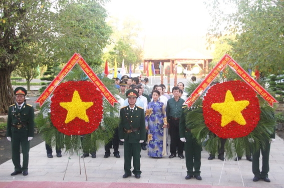 đội tiêu binh mang vòng hoa Tỉnh ủy – HĐND – UBND – UBMTTQ tỉnh vào viếng Đại tướng Võ Nguyên Giáp tại Đền thờ Đại tướng Võ Nguyên Giáp và các Danh tướng của Quân Giải phóng miền Nam