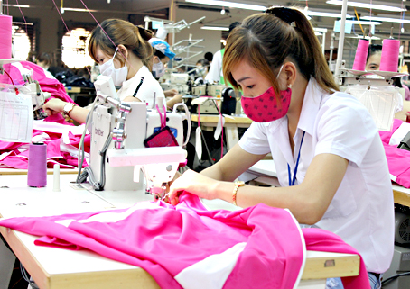 May quần áo xuất khẩu tại Công ty cổ phần Đồng Tiến (TP.Biên Hòa).