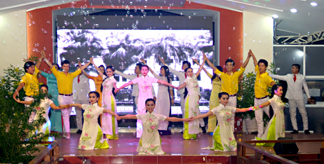 Tiết mục ca múa Bài ca Hà Nội do Đoàn Ca múa nhạc Đồng Nai biểu diễn trong dịp kỷ niệm 60 năm Ngày giải phóng Thủ đô do Trung tâm Văn miếu Trấn Biên tổ chức.