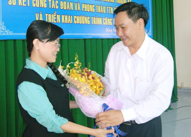 Anh Bùi Xuân Thống, Bí thư Huyện ủy Định Quán, nguyên Bí thư Tỉnh đoàn tặng hoa chúc mừng Bí thư Tỉnh đoàn mới