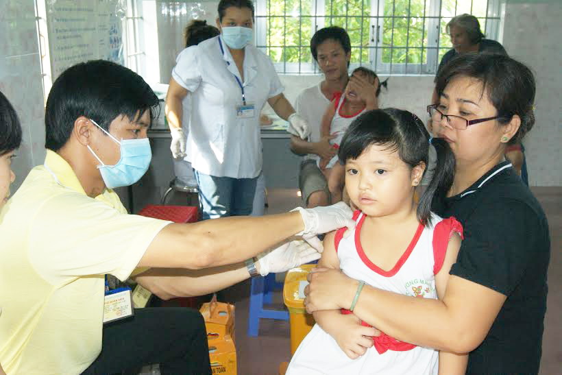 Trẻ em được tiêm vaccine sởi – rubella tại trạm y tế phường Tân Phong sáng ngày 11-10