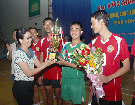 Giải bóng chuyền nam thanh niên tỉnh: Đoàn khối Doanh nghiệp 1 vô địch