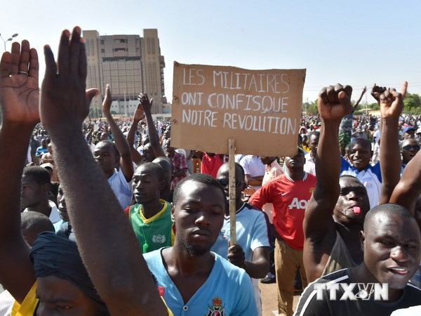 Biểu tình ở thủ đô Ouagadougou ngày 2/11, kêu gọi quân đội Burkina Faso giao lại quyền lực cho chính quyền dân sự . (Nguồn: AFP/TTXVN)