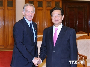 PM Nguyen Tan Dung (R) receives former UK PM Tony Blair 