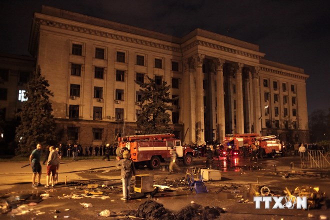 Lính cứu hỏa nỗ lực dập lửa cháy tại tòa nhà Công đoàn ở Odessa tối 2/5. (Ảnh: AFP/TTXVN)