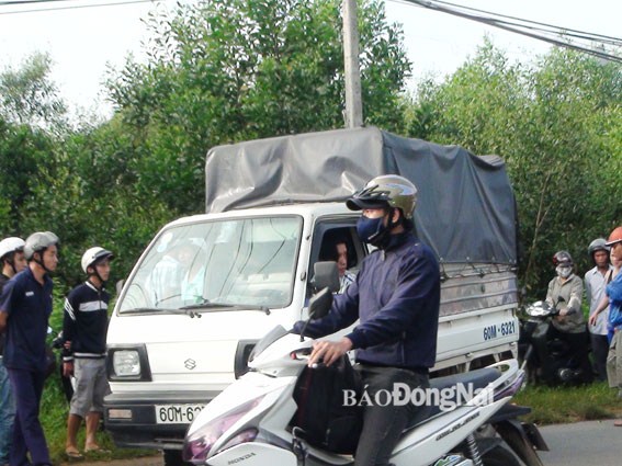 Một người đàn ông chết trong tư thế treo cổ trên xe tải