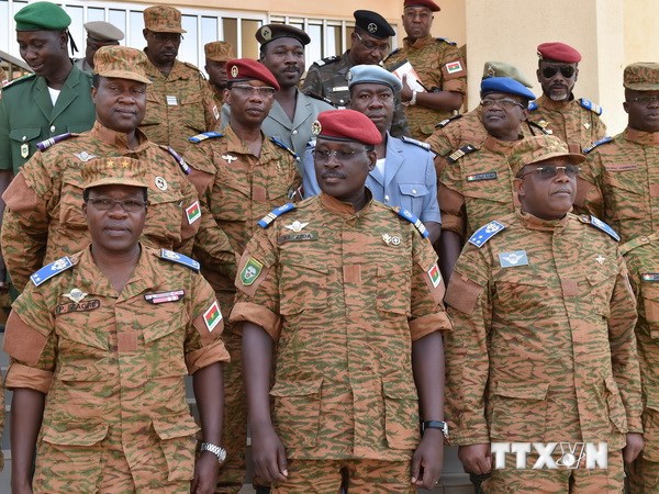 Ông Isaac Zida (thứ hai, trái, hàng đầu), Trung tá quân đội đồng thời là Lãnh đạo lâm thời Burkina Faso trong cuộc gặp các chỉ huy quân đội cấp cao tại Ouagadougou ngày 3/11. (Nguồn: AFP/TTXVN)