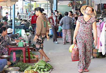 Ở xã Hiệp Hòa ngày càng có nhiều phụ nữ sử dụng giỏ đi chợ. Ảnh: N.LIÊN